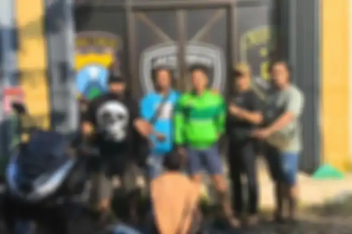  Pelaku pencurian motor di Masjid Agung Tuban, Ahmad Janji (35), saat diamankan oleh anggota Satreskrim Polres Tuban, Kamis (3/4/2025). 