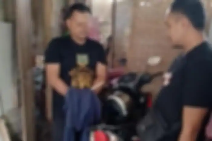    Personel Unit Reskrim Polsek Rejotangan, Kabupaten Tulungagung, Jawa Timur membawa P (36) tersangka pencuri sepeda motor dan HP untuk menunjukkan barang bukti, Jumat (4/4/2025) lalu. 
