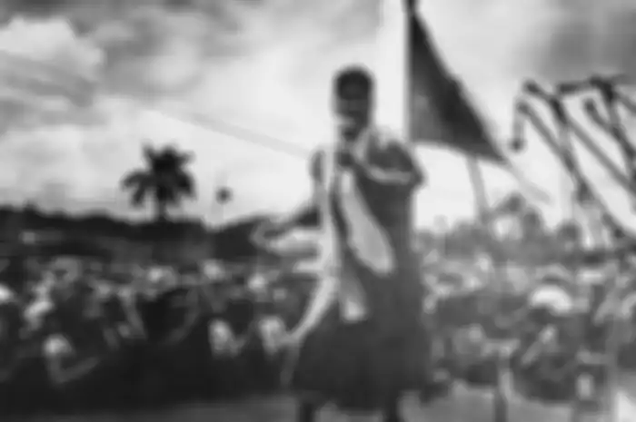 Nama Titiek Puspa awalnya adalah nama samaran yang muncul saat dia masih SMP, karena takut kena marah ayahnya. Kemudian Bung Karno yang mengumumkannya (Suprapto/Kompas)