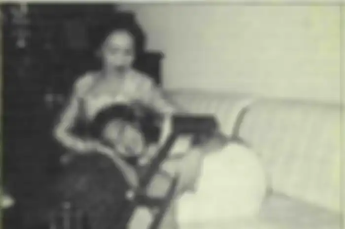 Euis Darliah mengakui ada dua Titik yang berjasa dalam hidupnya. Titik Hamzah dan Titiek Puspa. Berkat lagu Titiek Puspa 'Apanya Dong' nama Euis Darliah melejit (Majalah Intisari)