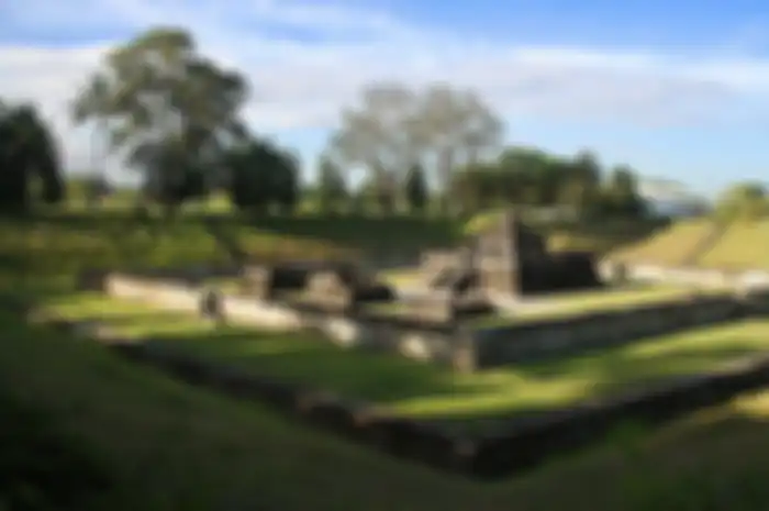 Candi Sambisari menjadi salah satu candi yang terkubur letusan gunung berapi, yang diduga menjadi alasan utama Mpu Sindok memindahkan pusat kerajaannya dari Jawa Tengah ke Jawa Timur (Wikipedia Commons)