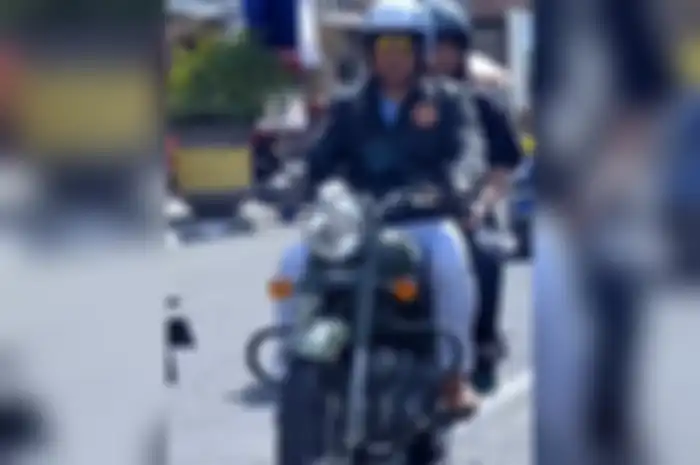 Momen Ridwan Kamil naik motor Royal Enfield.