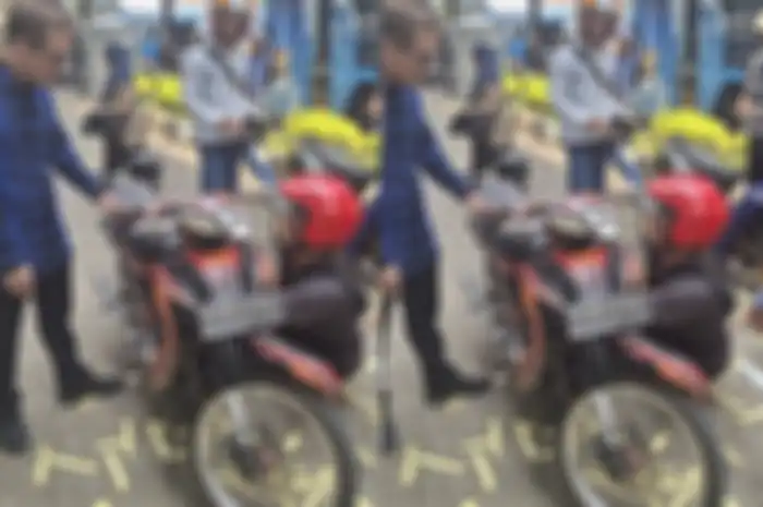 Momen pemilik Honda Astrea Legenda mengikuti program pemutihan pajak kendaraan.