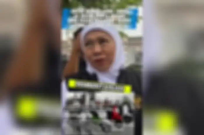 Tayangan Gubernur Jawa Timur, Khofifah Indar Parawansa seolah-olah mempromosikan motor baru murah.