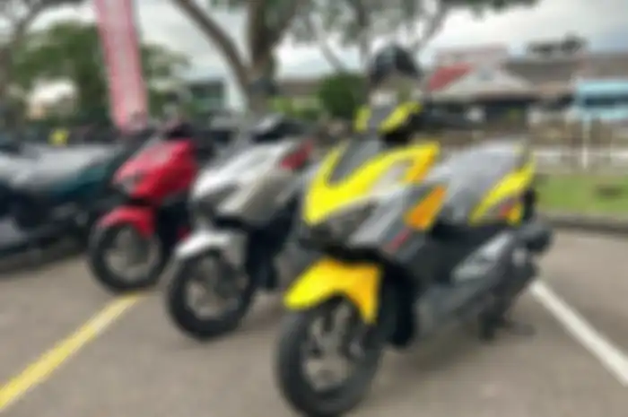 Ada warna kuning, merah, dan silver di motor matic baru Honda Vario 160 2025.