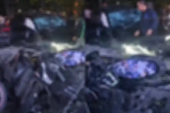 Motor hancur ditabrak Hyundai Ioniq 5 di Jakarta Utara.