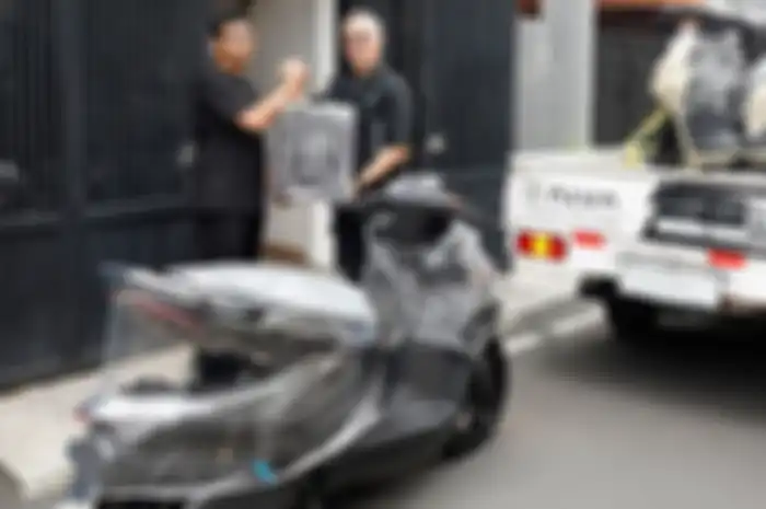 Purbaja Pantja, Chief Executive Officer ALVA menyerahkan langsung unit motor listrik ALVA N3 ke rumah konsumen.
