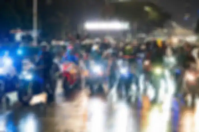 Ruas jalanan Jakarta berhasil diterangi ratusan lampu dari 175 motor sport Yamaha yang memeriahkan kegiatan Sinergy Ride 