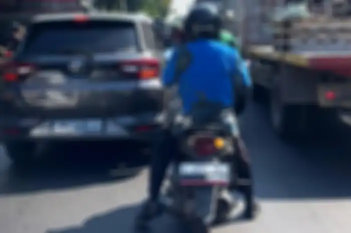Blind spot adalah area di sekitar kendaraan yang tidak terlihat melalui kaca spion, baik spion samping maupun tengah.