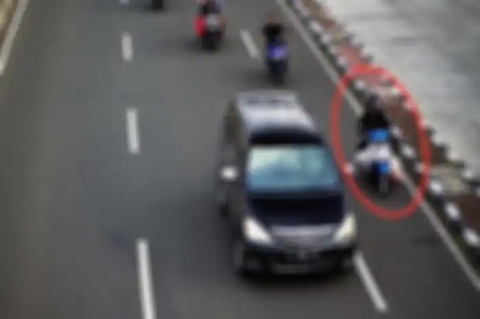 Pelaku pembunuhan membawa jasad korbannya yang terbungkus karung naik motor matic terekam CCTV, korban dibuang di bilangan Batuceper, Kota Tangerang, Minggu (20/4/2025). 