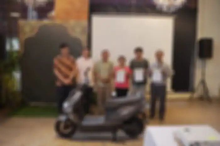 Momen serah terima motor listrik United E-Motor khusus ojek dan delivery.