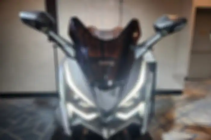 Tampilan depan motor matic baru 2025 yang harganya lebih murah dari Honda Forza.