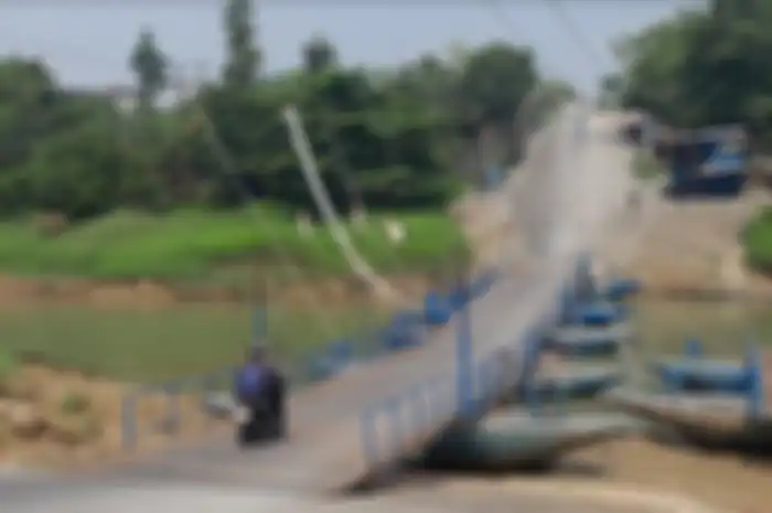 Jembatan perahu Haji Endang di Desa Anggadita, Klari, Karawang, Jawa Barat rencananya akan ditutup, omzet per hari tembus Rp 20 juta.