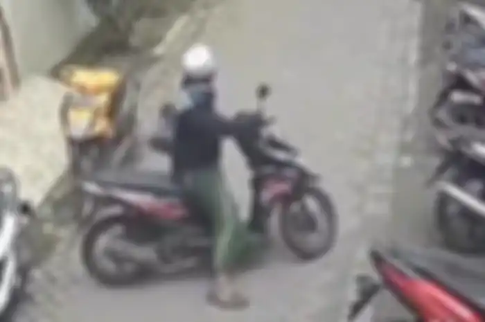 Cuma butuh Waktu 38 detik pria bersarung dan berpeci mencuri motor milik salah satu jamaah Salat Jumat di area parkir insidentil masjid kawasan Jalan Bulaksari, Semampir, Surabaya, pada Jumat (2/5/2025) siang. 