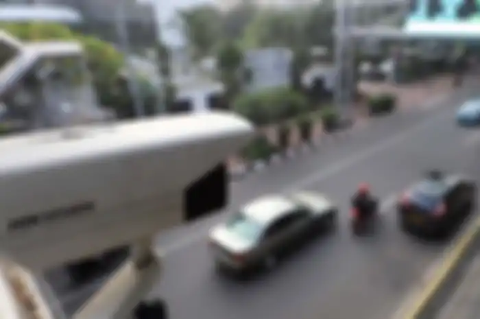 Jenis pelanggaran tilang ETLE dengan denda paling besar adalah berkendara sambil menggunakan ponsel, dendanya Rp 750 ribu.
