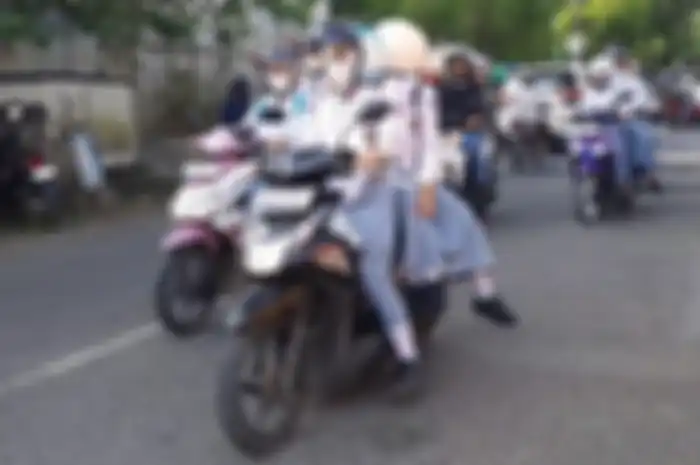 Gubernur Jawa Barat, Dedi Mulyadi melarang siswa di Jawa Barat bawa motor ke sekolah sebelum memiliki SIM C.