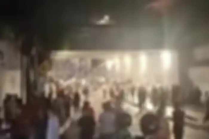 Tawuran kembali pecah di Manggarai, Jakarta Selatan. Tawuran antarwarga di terowongan Manggarai, Tebet, Jakarta Selatan, mengakibatkan satu orang terluka, pada Minggu (4/5/2025) malam. 
