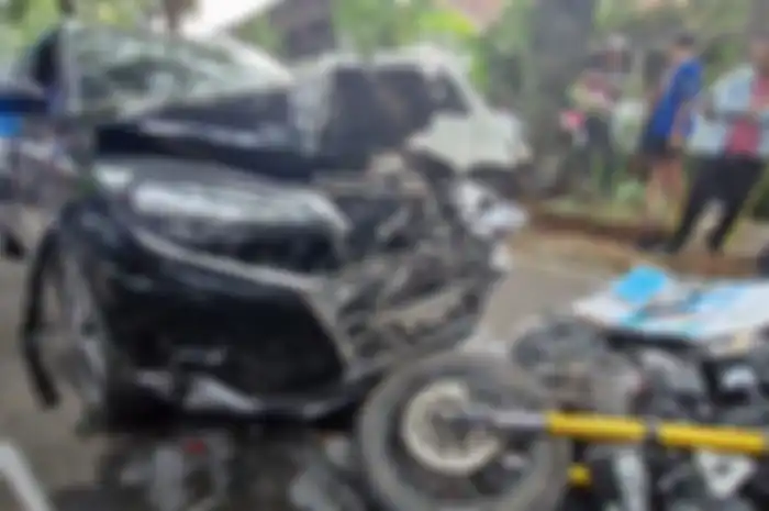 Kecelakaan maut terjadi di Jalan Anggrek, Kota Bandung, Selasa (6/5/2025), mobil berjenis SUV menabrak motor dan mobil pikap, seorang pelajar meninggal dunia.   
