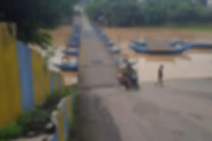 Jembatan penyeberangan yang dibangun Haji Endang ramai dilalui kendaraan, setelah 15 tahun jembatan ini akan dibongkar.
