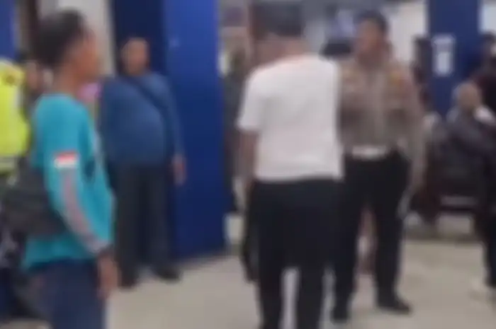 Warga terlibat cekcok dengan polisi karena kesulitsn mengurus tilang elektronik di kantor Subdit Gakkum Ditlantas Polda Metro Jaya, Tebet, Jakarta Selatan.