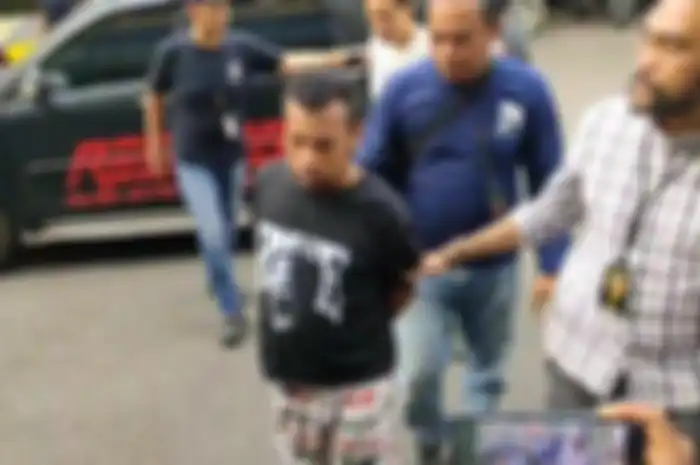 Mengamuk hingga merusak pagar salah satu pabrik di Jalan Daan Mogot, Cengkareng, Jakarta Barat, debt collector berinisial J diringkus polisi. 