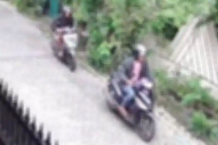 Aksi dua maling motor, MAA dan Z, saat beraksi mencuri motor di kos kawasan permukiman Semolowaru, Surabaya. Kedua pelaku kini sudah ditangkap Anggota Jatanras Polrestabes Surabaya, Kamis (15/5/2025). 