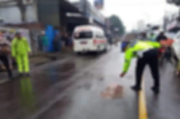Kecelakaan maut melibatan 3 motor di Jalan Amir Machmud Kota Cimahi hinga menyebabkan warga Kota Bandung Meninggal dunia. 