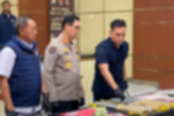 Direktorat Reserse Narkoba (Ditresnarkoba) Polda Jatim menangkap tersangka kurir narkoba jaringan internasional Indonesia-Malaysia yang disembunyikan di dalam sokbreker motor, Rabu (21/5/2025).