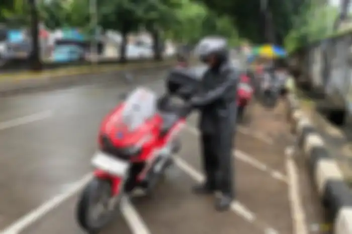 Pengendara harus pahami hal-hal yang sebaiknya dilakukan selama perjalanan naik motor dalam kondisi hujan.
