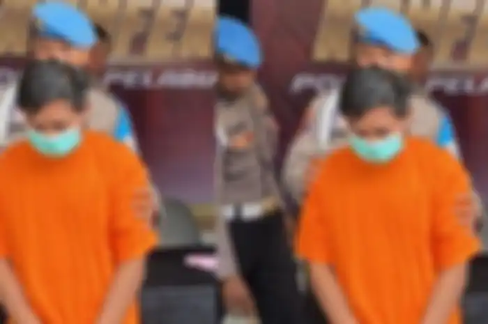 Pelaku pembunuhan di belakang masjid di Surabaya, Kamis (22/5/2025). Pelaku kesal pembeli tak mau bayar bensin di toko pelaku lalu kejar  dan bacok korban hingga tak bernyawa. 