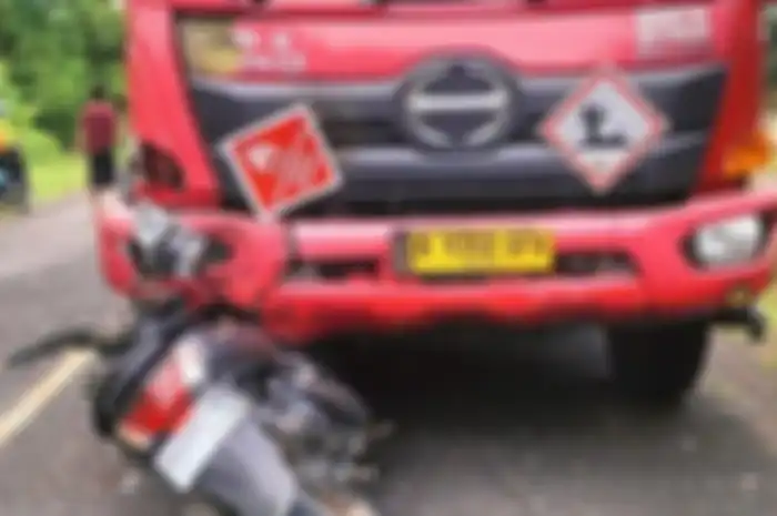 Yamaha NMAX vs truk tangki Pertamina di Kecamatan Cina (25/5/2025), kecelakaan ini menyebabkan satu orang meninggal dunia.  