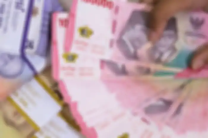 Pemerintah akan menyalurkan bantuan dan diskon khusus untuk masyarakat termasuk pemotor yang gajinya di bawah Rp 3,5 juta.