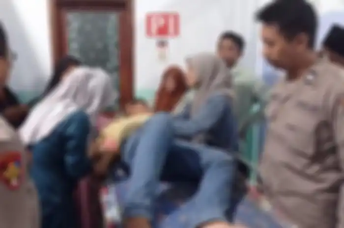 Anggota Polsek Krucil saat mendatangi pria asal Desa Tambelang, Kecamatan Krucil, Kabupaten Probolinggo, yang mengaku jadi korban begal, Rabu (28/5/2025). Uang Rp 6 juta raib tapi motor korban tidak dibawa pelaku.