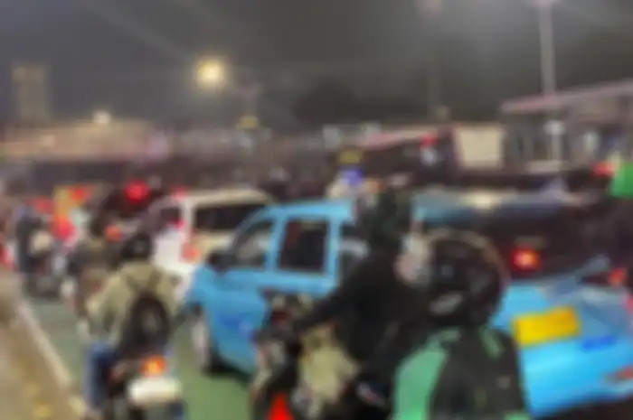  Macet horror yang terjadi di Jakarta Rabu (28/5) kemarin karena pengalihan arus lalu lintas terkait kunjungan kenegaraan Presiden Perancis, Emmanuel Macron.
