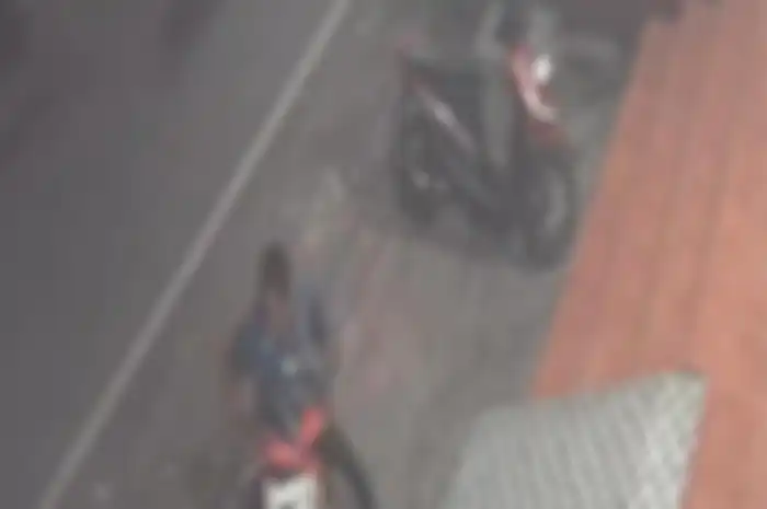 Aksi maling motor terekam kamera CCTV saat beraksi mencuri Honda BeAT di sebuah toko fotokopi di Jalan Soekarno-Hatta, Kelurahan Kelutan, Kecamatan/Kabupaten Trenggalek, Rabu (28/5/2025). 