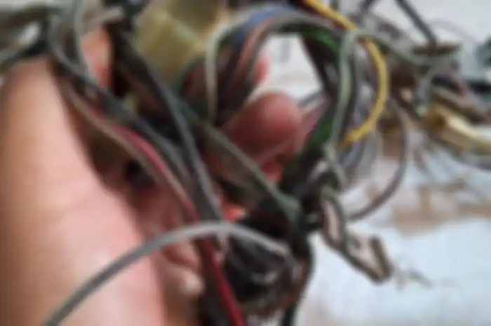 Ternyata kabel bodi motor harus diganti baru setelah pemakaian motor 5 tahun.
