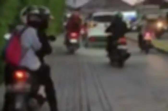 Cekcok antara seorang pria dengan pemotor di bahu jalan yang mengaku tak terima ditodong pistol saat berada di area parkir masjid, pada Kamis (5/6/2025). 