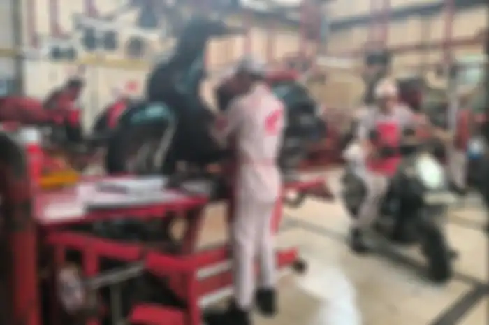 Servis berkala di bengkel resmi AHASS agar performa motor tetap prima dan terjaga.