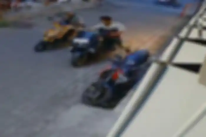 Maling motor beraksi di toko kosmetik Jalan Pogot, Surabaya. Motor Yamaha NMAX milik korban dibawa kabur dengan cara distut. 