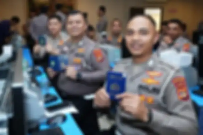 Korlantas Polri menunjukkan bentuk fisik BPKB Elektronik atau e-BPKB.