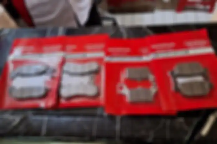 Kampas rem motor Honda asli dan palsu, sekilas tidak ada perbedaan.