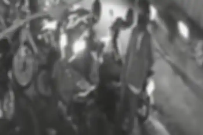 Dua pelaku maling motor terekam kamera CCTV di Nganjuk, pelaku sampai nekat bawa becak motor untuk menggasak motor lawas Yamaha V80.