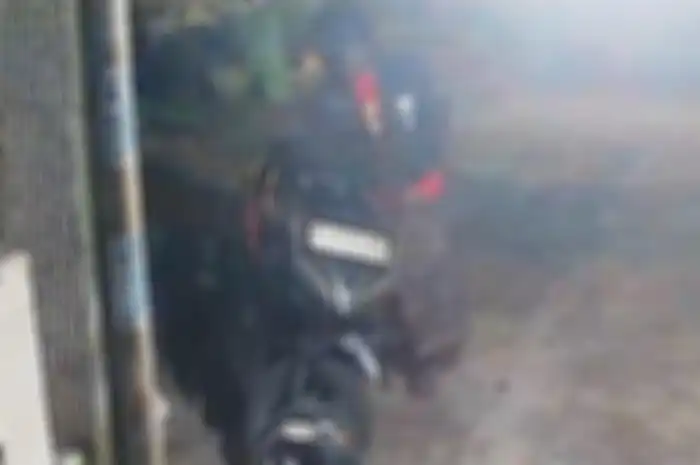  Maling motor bersarung cokelat dan berhelm hitam mencoba mencuri motor di halaman depan rumah warga Jalan Kebonsari, Jambangan, Surabaya, pada Rabu (4/6/2025) malam. Motor Honda Vario bernopol L-3449-BT milik FC (27) merupakan ibu rumah tangga. 