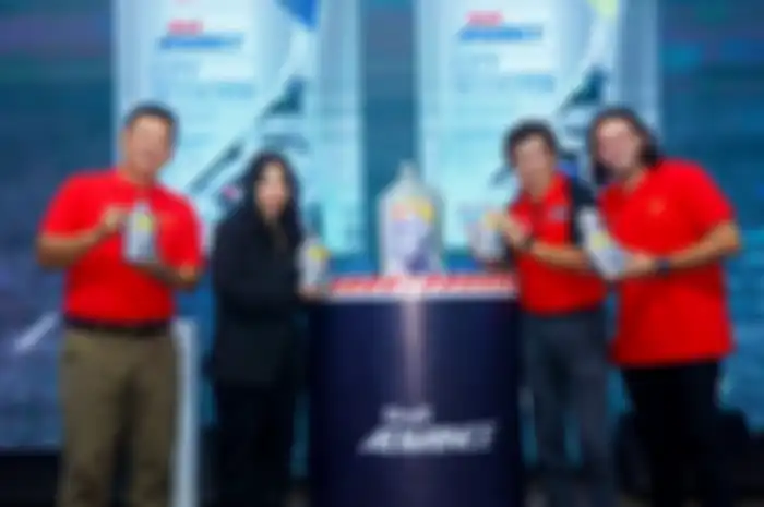 Andi Farista, Vice President Technical Lubricants Shell Indonesia, bersama dengan Kendra Naamin, Head of MCO Marketing Lubricants Shell Indonesia, Andri Pratiwa, Managing Director Lubricants Shell Indonesia, dan Ladislao Camara Carranza, konten kreator otomotif pada peluncuran Shell Advance City Scooter di Jakarta (17/06). Shell Advance City Scooter merupakan merupakan pelumas sintetis penuh (full synthetic) dengan Teknologi PurePlus yang membuat tarikan mesin lebih halus.
