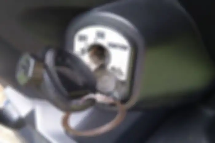Waspada musim hujan bikin kunci kontak motor sering macet, solusinya cukup pakai penetran.