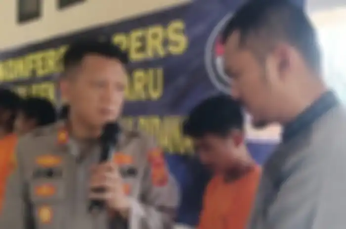 Kapolsek Kotabaru AKP Jimi Fernando menghadirkan Lanra Winata (kanan), pelaku maling motor pada konferensi pers di Mapolsek Kotabaru, Kamis (19/6/2025).