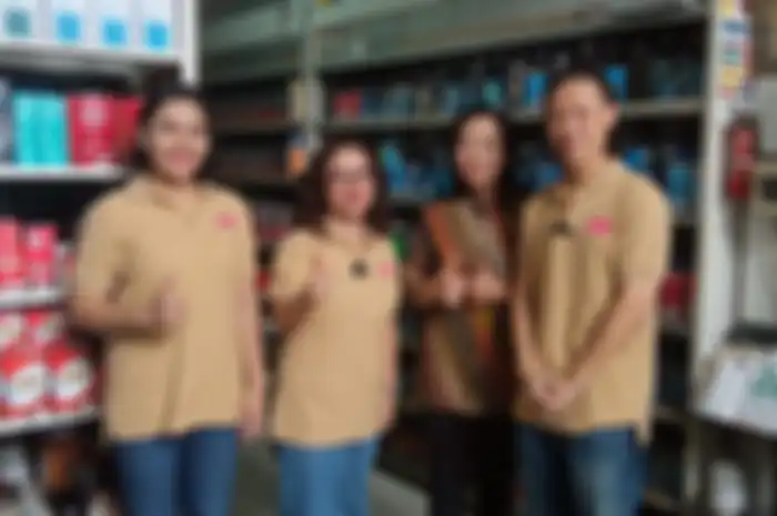 Richard Julius, pemilik Toko Cat Losmini (kanan) bersama Ummi Rahmawati, President Director PT Akzo Nobel Car Refinishes Indonesia (kedua dari kiri) dan Juita Kartini, Communication Manager PT Akzo Nobel (kiri). 