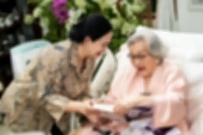 Istri Jenderal Hoegeng, Meriyati Hoegeng, merayakan ulang tahun ke-100. Selamat ulang tahun Eyang (IG Puan Maharani)
