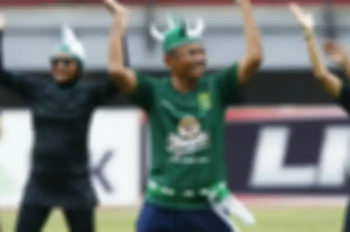Dahlan Iskan menghadiri acara senam sesaat sebelum pertandingan Persebaya vs PSIM di stadion GBT