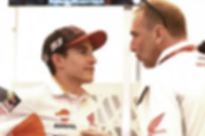 Pebalap tim Repsol Honda, Marc Marquez, bersama Livio Suppo (Team Principal Honda).